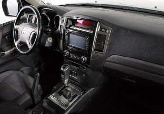 Подержанный автомобиль Mitsubishi Pajero 2015 года (10 фото)