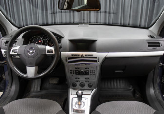 Подержанный автомобиль Opel Astra Hatchback 2011 года (14 фото)