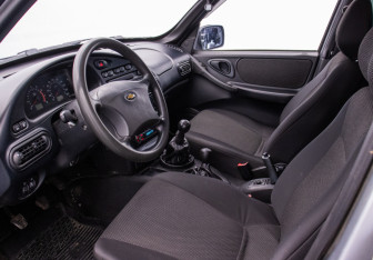 Подержанный автомобиль Chevrolet Niva 2007 года (10 фото)