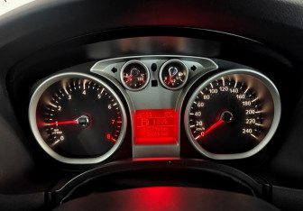 Подержанный автомобиль Ford Focus Hatchback 2011 года (13 фото)