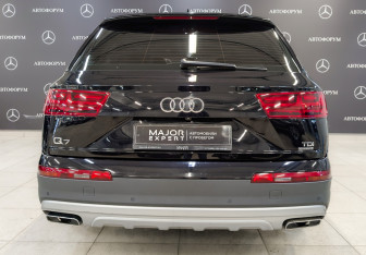 Подержанный автомобиль Audi Q7 2016 года (6 фото)