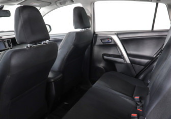 Подержанный автомобиль Toyota RAV4 2016 года (12 фото)