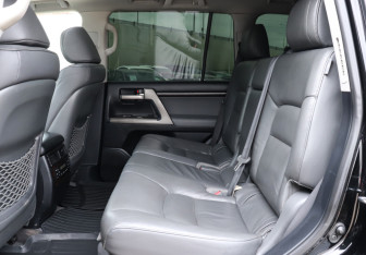 Подержанный автомобиль Toyota Land Cruiser Suv 2009 года (10 фото)