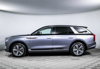 Подержанный автомобиль Hongqi E-HS9 2021 года (8 фото)
