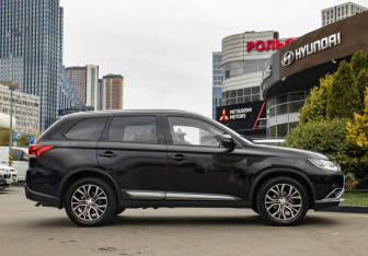 Подержанный автомобиль Mitsubishi Outlander 2016 года (3 фото)