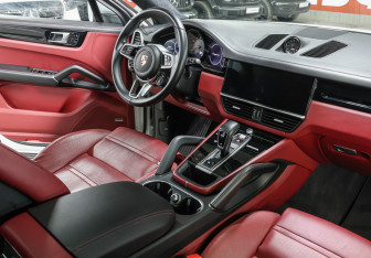 Подержанный автомобиль Porsche Cayenne 2020 года (11 фото)