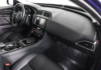 Подержанный автомобиль Jaguar XE 2016 года (10 фото)