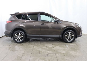 Подержанный автомобиль Toyota RAV4 2018 года (7 фото)