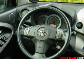 Подержанный автомобиль Toyota RAV4 2011 года (11 фото)