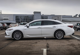 Подержанный автомобиль Toyota Avalon 2022 года (8 фото)