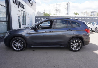 Подержанный автомобиль BMW X1 2018 года (8 фото)