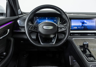 Подержанный автомобиль Geely Monjaro 2025 года (10 фото)