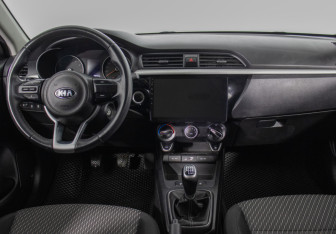 Подержанный автомобиль Kia Rio Sedan 2017 года (13 фото)