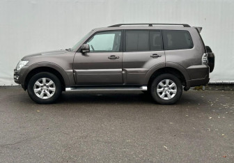 Подержанный автомобиль Mitsubishi Pajero 2015 года (8 фото)
