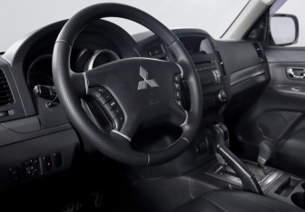 Подержанный автомобиль Mitsubishi Pajero 2013 года (14 фото)