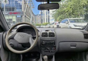 Подержанный автомобиль Hyundai Accent Sedan 2010 года (9 фото)