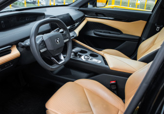 Подержанный автомобиль Changan UNI-V 2022 года (14 фото)