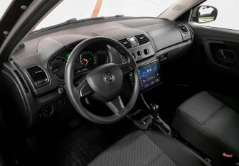 Подержанный автомобиль Skoda Fabia Hatchback 2014 года (7 фото)