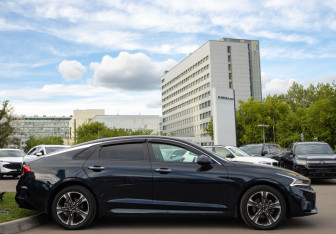 Подержанный автомобиль Kia K5 2022 года (3 фото)