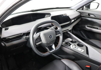 Подержанный автомобиль Changan UNI-V 2023 года (9 фото)