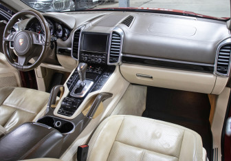 Подержанный автомобиль Porsche Cayenne 2013 года (11 фото)