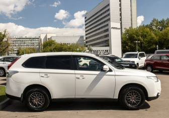 Подержанный автомобиль Mitsubishi Outlander 2013 года (3 фото)