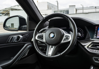 Подержанный автомобиль BMW X6 2020 года (10 фото)