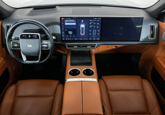 Подержанный автомобиль LiXiang L7 2023 года (13 фото)