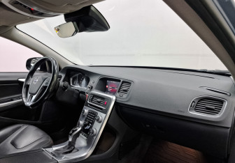 Подержанный автомобиль Volvo V60 Cross Country 2018 года (13 фото)