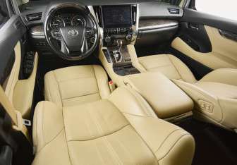 Подержанный автомобиль Toyota Alphard 2021 года (13 фото)