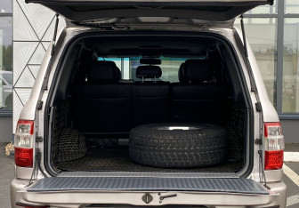 Подержанный автомобиль Toyota Land Cruiser Suv 2000 года (10 фото)