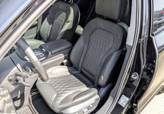 Подержанный автомобиль Hongqi HS5 2023 года (19 фото)