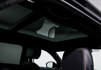 Подержанный автомобиль Jaguar F-Pace 2017 года (17 фото)