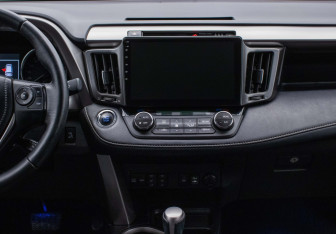 Подержанный автомобиль Toyota RAV4 2016 года (14 фото)