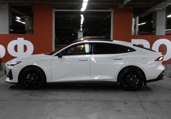 Подержанный автомобиль Changan UNI-V 2023 года (8 фото)