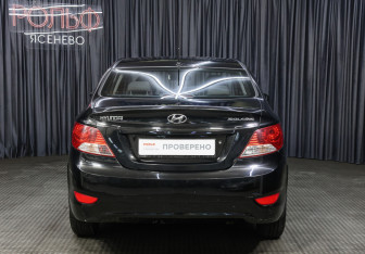 Подержанный автомобиль Hyundai Solaris Sedan 2012 года (6 фото)