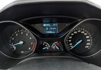 Подержанный автомобиль Ford Focus Wagon 2012 года (16 фото)