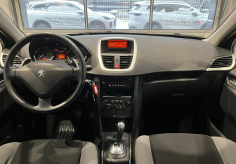 Подержанный автомобиль Peugeot 207 Hatchback 2008 года (15 фото)