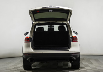 Подержанный автомобиль Volkswagen Touareg 2011 года (18 фото)