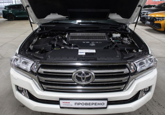 Подержанный автомобиль Toyota Land Cruiser Suv 2018 года (9 фото)