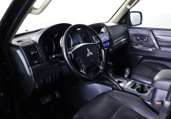 Подержанный автомобиль Mitsubishi Pajero 2014 года (15 фото)