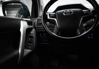 Подержанный автомобиль Toyota Land Cruiser Prado 2020 года (15 фото)