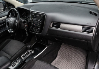 Подержанный автомобиль Mitsubishi Outlander 2017 года (11 фото)