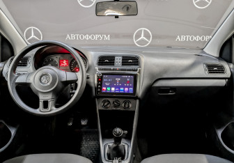 Подержанный автомобиль Volkswagen Polo Sedan 2012 года (14 фото)