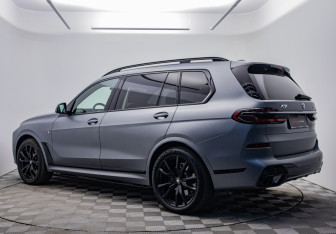 Подержанный автомобиль BMW X7 2023 года (2 фото)