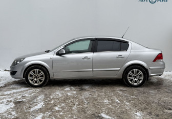 Подержанный автомобиль Opel Astra Sedan 2010 года (8 фото)