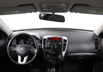 Подержанный автомобиль Kia Ceed Hatchback 2010 года (12 фото)