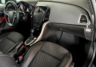 Подержанный автомобиль Opel Astra Sedan 2014 года (11 фото)