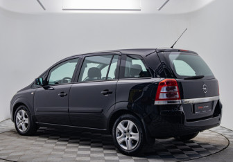 Подержанный автомобиль Opel Zafira Compactvan 2010 года (3 фото)