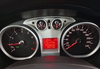 Подержанный автомобиль Ford Focus Hatchback 2010 года (13 фото)